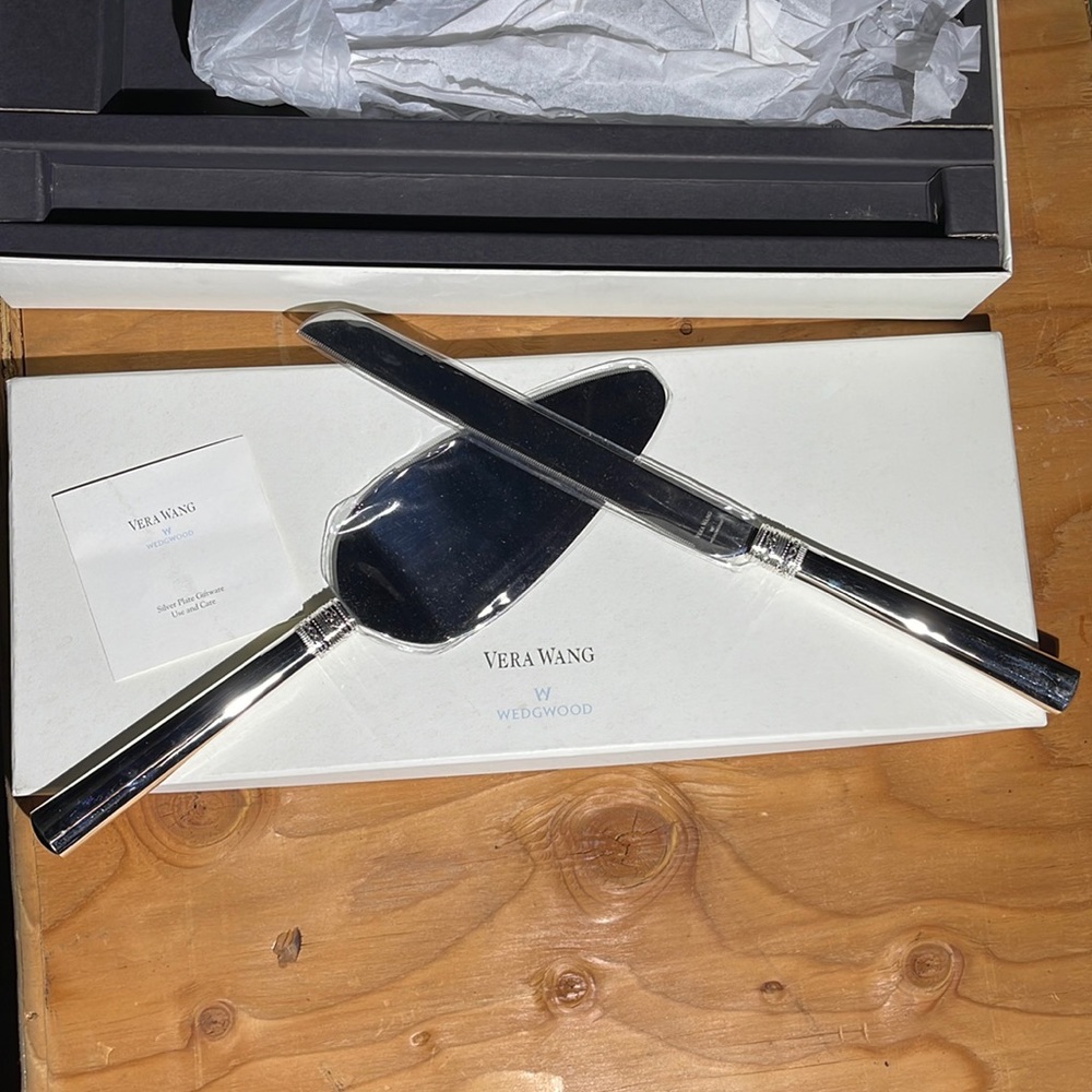 Vera Wang / Wedgewood With Love Cake Knife Server